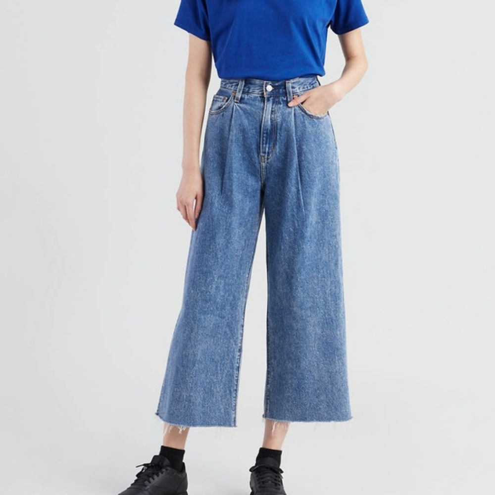 Levi’s Pleated Ribcage Jean Size 24/25